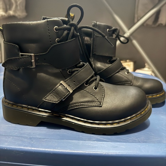 New Black Dr. Martens Airwave Strappy Boots Size 6 - Picture 2 of 8